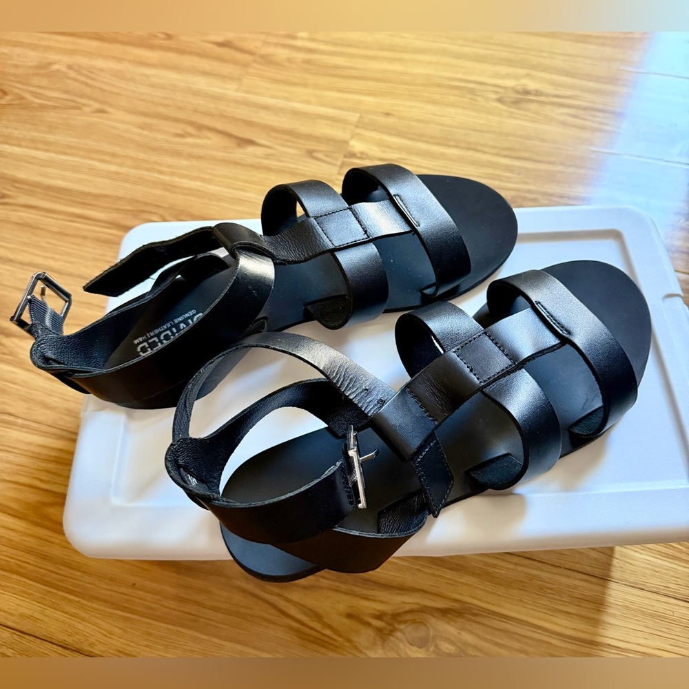 Preloved Gladiator Leather Black Sandals